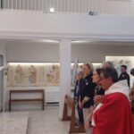 prière d'envoi en mission des bénévoles avec au premier plan les nouveaux responsables