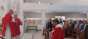 prière d'envoi en mission des bénévoles avec au premier plan les nouveaux responsables