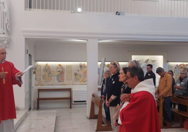 prière d'envoi en mission des bénévoles avec au premier plan les nouveaux responsables