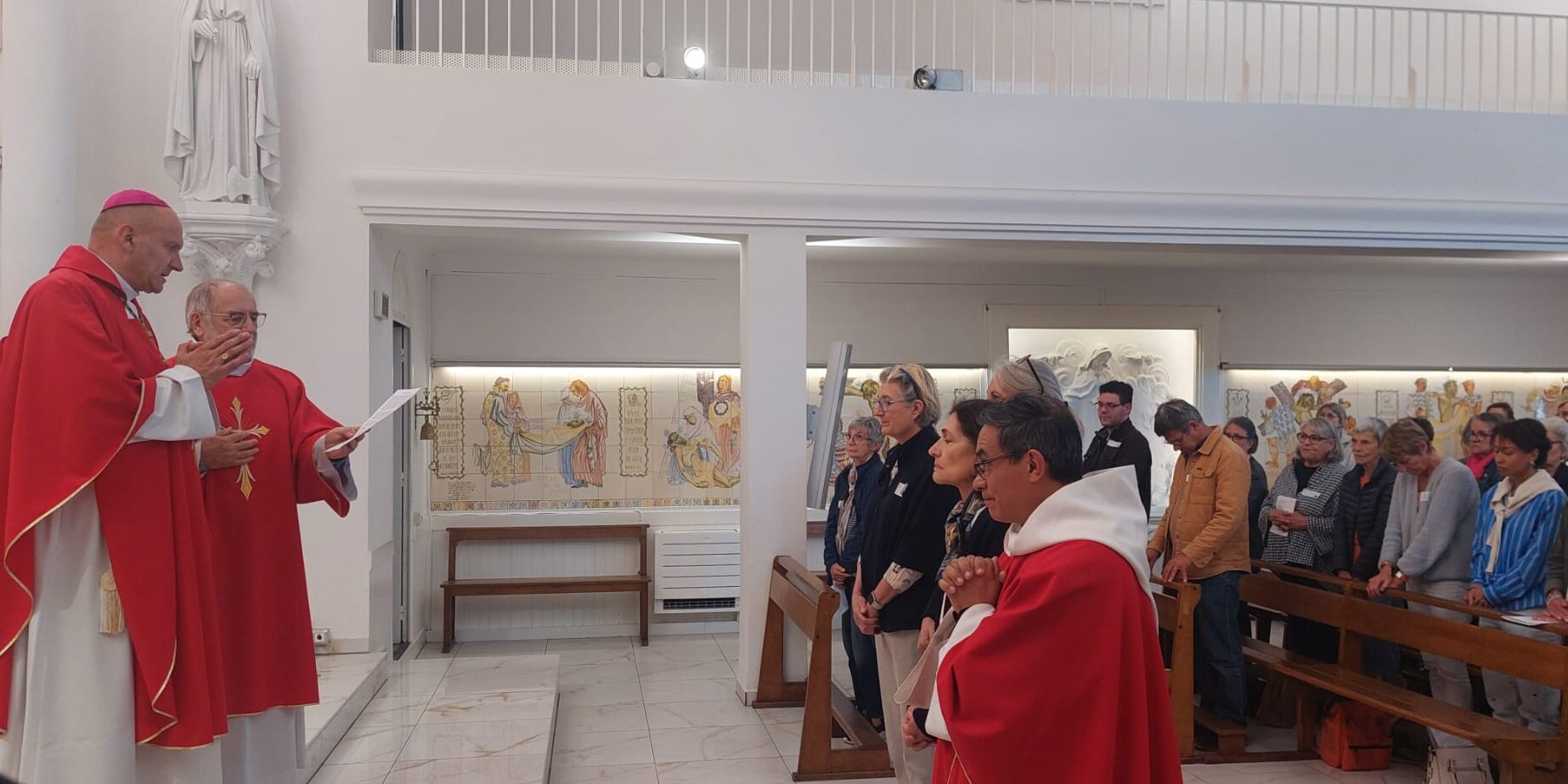 prière d'envoi en mission des bénévoles avec au premier plan les nouveaux responsables